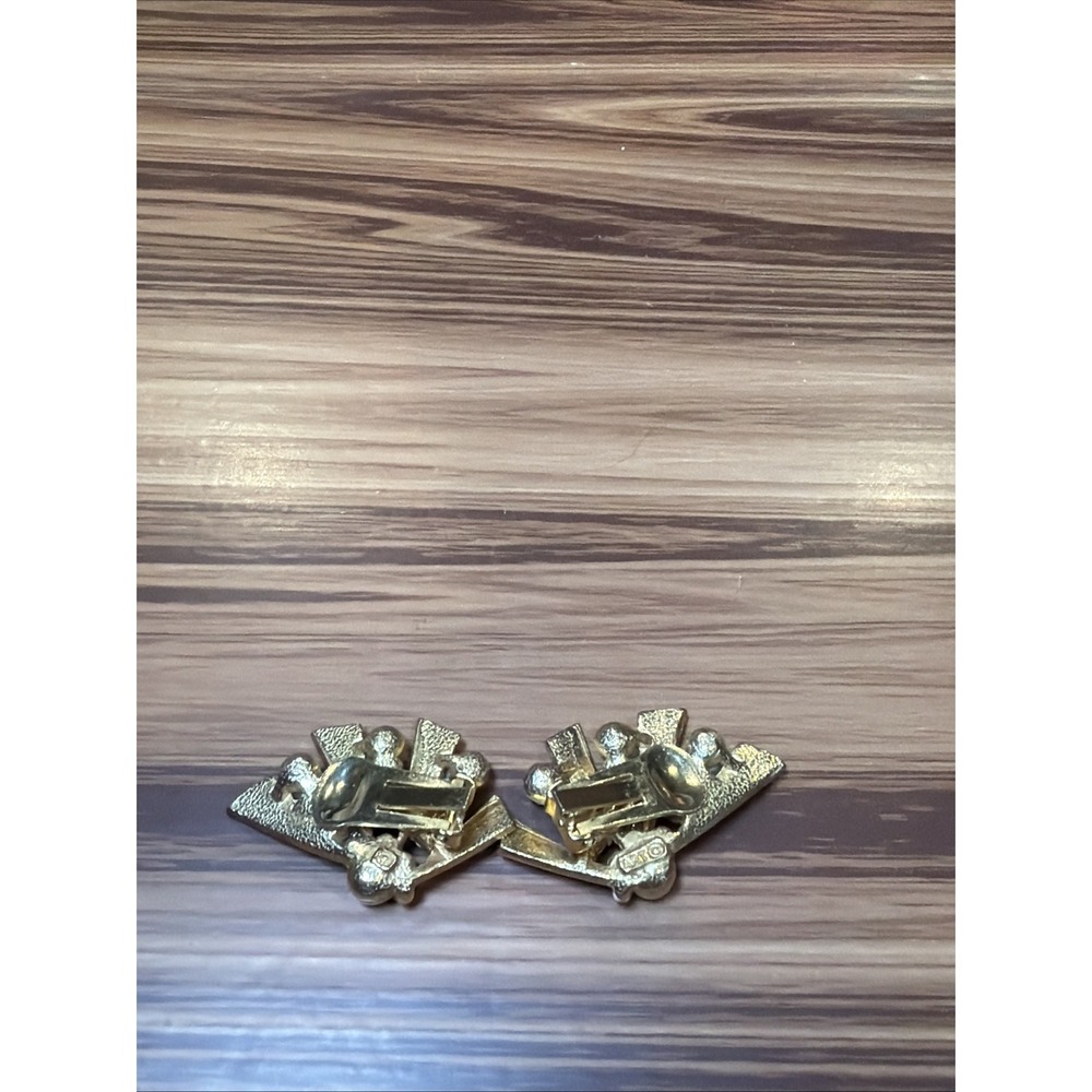 Vintage ART Signed Gold Tone Aurora Borealis Rhinestone Faux Pearl Clip Earrings - Picture 7 of 9